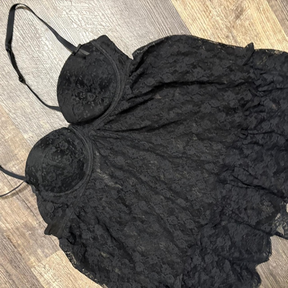 Y2K Victoria's Secret black lace lingerie with adjustable straps. Size: 36B